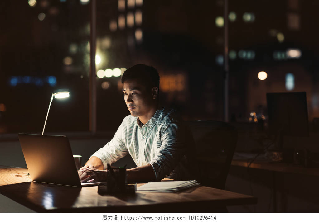 年轻的亚洲商人在一台笔记本电脑上工作家庭工作压力压力压力辛苦工作焦虑烦躁恼火烦躁困扰